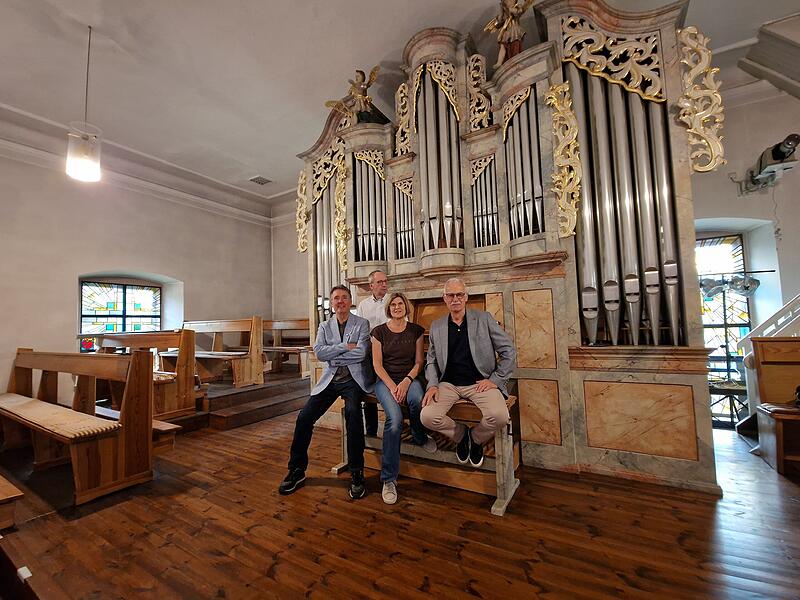 Pastoralreferent Bernhard Hopf (von links) mit den Organisten der Gemeinde Wildflecken vor der Orgel. Mit im Bild Udo Kisser, Susanne Raab und Wolfram Reidelbach.