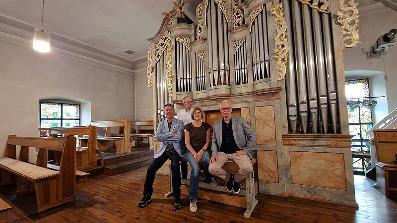 Pastoralreferent Bernhard Hopf (von links) mit den Organisten der Gemeinde Wildflecken vor der Orgel. Mit im Bild Udo Kisser, Susanne Raab und Wolfram Reidelbach.