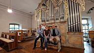 Pastoralreferent Bernhard Hopf (von links) mit den Organisten der Gemeinde Wildflecken vor der Orgel. Mit im Bild Udo Kisser, Susanne Raab und Wolfram Reidelbach.