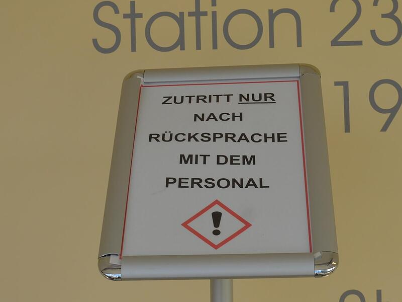Das Schild  und ein Sperrband trennt  die &bdquo;Corona-Station&ldquo; vom &uuml;brigen Teil des Klinikums.Forchheim & Fr&auml;nkische Schweiz
