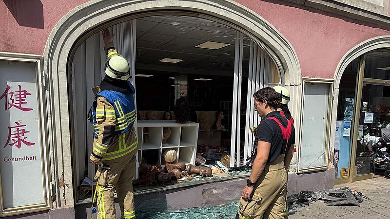 Auto kracht in Schaufenster Auto kracht in Schaufenster