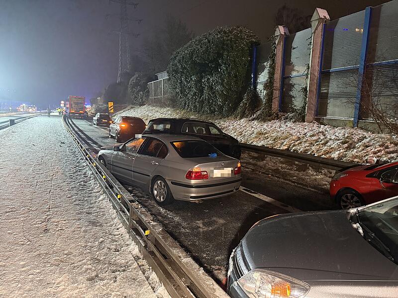 Massenkarambolage mit 21 Verletzten: Blitzeis-Chaos auf der B173Unfall auf der B173 bei Lichtenfels Massenkarambolage mit 21 Verletzten: Blitzeis-Chaos auf der B173Unfall auf der B173 bei Lichtenfels