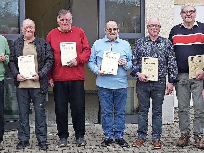 Das Foto zeigt die Geehrten mit stellvertretendem Kreisvorsitzenden Harald Seeberger (Dritter v. l.) und Kreisorganisationsleiter Christian Napp (r.), sowie (v.l.) Bürgermeister Klaus Homann und Gemeinderätin Daniela Bittel. Das Foto zeigt die Geehrten mit stellvertretendem Kreisvorsitzenden Harald Seeberger (Dritter v. l.) und Kreisorganisationsleiter Christian Napp (r.), sowie (v.l.) Bürgermeister Klaus Homann und Gemeinderätin Daniela Bittel.