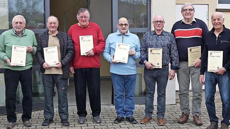 Das Foto zeigt die Geehrten mit stellvertretendem Kreisvorsitzenden Harald Seeberger (Dritter v. l.) und Kreisorganisationsleiter Christian Napp (r.), sowie (v.l.) B&uuml;rgermeister Klaus Homann und Gemeinder&auml;tin Daniela Bittel.
