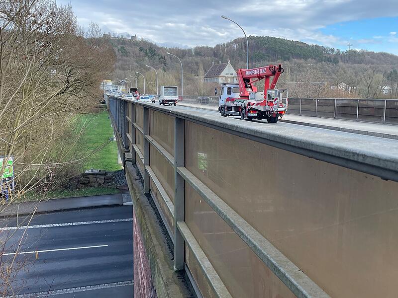 Zwischen der S&uuml;dbr&uuml;cke und dem Campingplatz plant das Staatliche Bauamt eine Behelfsbr&uuml;cke. W&auml;hrend der Arbeiten wird hier&uuml;ber der Verkehr &uuml;ber die Saale flie&szlig;en.