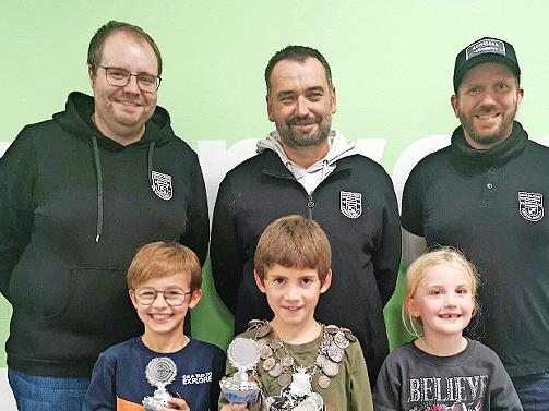 Das Jugend-Königshaus: (hinten, von links) 1. Sportleiter Benedikt Müller-Bohley, 1. Schützenmeister Alexander Porkristl und 2. Sportleiter Ingo Linke sowie (vorne, von links) 1. Jugendritter Luis Feustel, Jugendkönig Nelio Bohley und 1. Jugendrit...