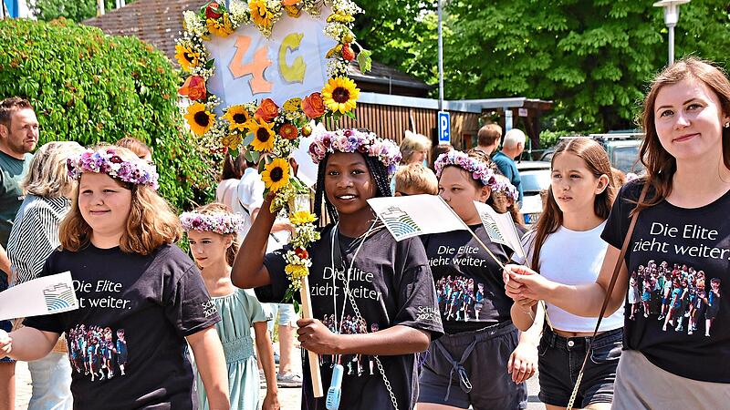 Die vierten Klassen verabschiedeten sich mit diesem Fest von ihrer Grundschule.Uschi Prawitz Die vierten Klassen verabschiedeten sich mit diesem Fest von ihrer Grundschule.Uschi Prawitz