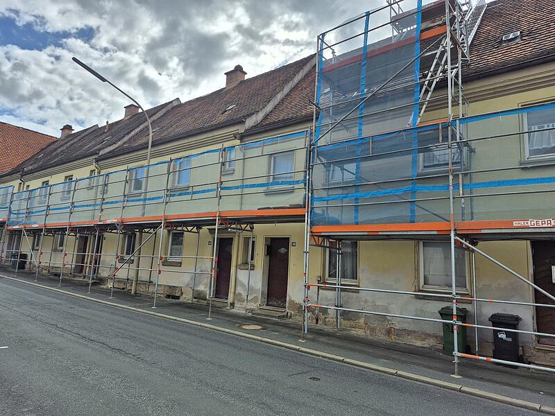 Ein Gerüst sichert den Gehweg entlang der "Gelben Häuser" in der Kronacher Kaulangerstraße Ein Gerüst sichert den Gehweg entlang der "Gelben Häuser" in der Kronacher Kaulangerstraße