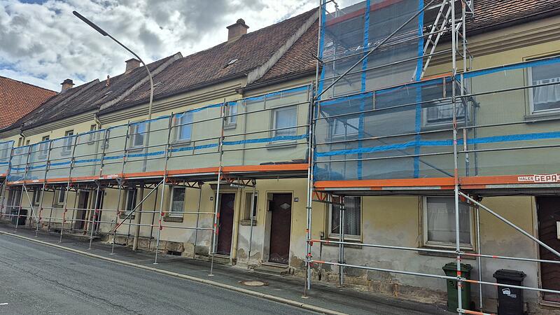 Ein Gerüst sichert den Gehweg entlang der "Gelben Häuser" in der Kronacher Kaulangerstraße Ein Gerüst sichert den Gehweg entlang der "Gelben Häuser" in der Kronacher Kaulangerstraße