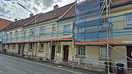 Ein Ger&uuml;st sichert den Gehweg entlang der "Gelben H&auml;user" in der Kronacher Kaulangerstra&szlig;e