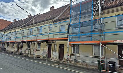 Ein Ger&uuml;st sichert den Gehweg entlang der "Gelben H&auml;user" in der Kronacher Kaulangerstra&szlig;e