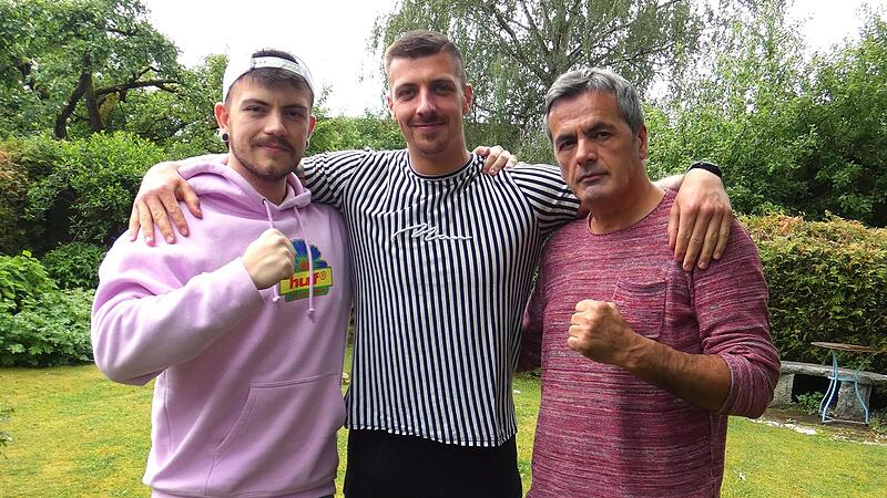 Sie freuen sich auf eine Boxgala in der Kulmbacher Stadthalle (von links): Vorsitzender Florian Dzeladini, der erstmals als Profiboxer selbst in den Ring steigen wird, stellvertretender Vorsitzender Valentin Bruhn und Trainer Basri Dzeladini. Sie freuen sich auf eine Boxgala in der Kulmbacher Stadthalle (von links): Vorsitzender Florian Dzeladini, der erstmals als Profiboxer selbst in den Ring steigen wird, stellvertretender Vorsitzender Valentin Bruhn und Trainer Basri Dzeladini.