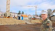 Der Hammelburger Standortälteste Oberst Stefan Josef Leonhard begutachtet die Baustelle der ersten drei neuen Unterkunftsgebäude. Der Hammelburger Standortälteste Oberst Stefan Josef Leonhard begutachtet die Baustelle der ersten drei neuen Unterkunftsgebäude.