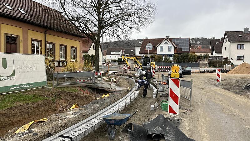 Die Umgestaltung der Straße „Am Kohlenberg“ bezieht auch den Kreuzungsbereich am Kindergarten mit ein. Zwar schreiten die Arbeiten voran, doch wird es noch einige Zeit dauern bis in Fuchsstadt wieder „freie Fahrt“ herrscht.