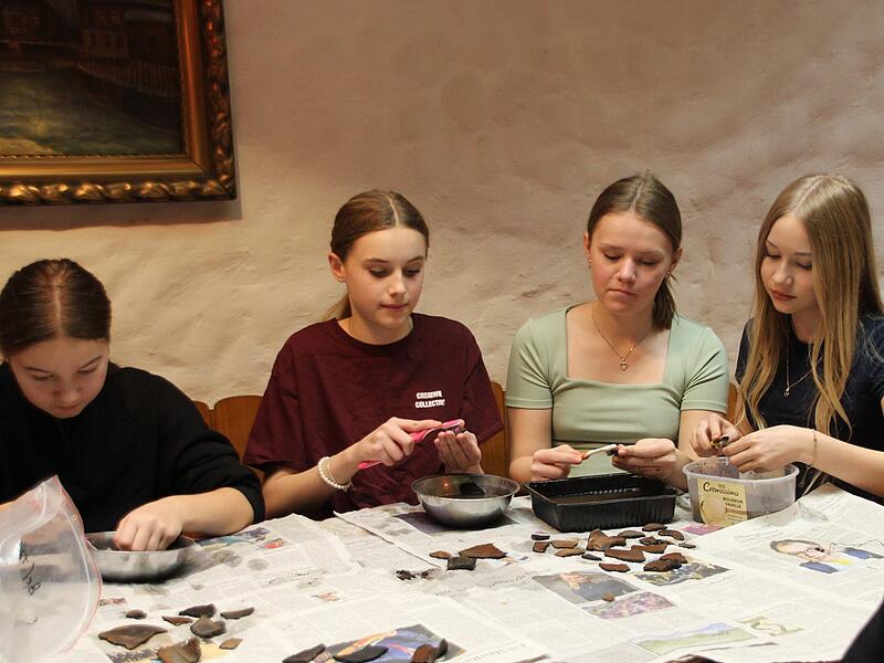 Nach Sensationsfund bei Kronach: KZG-Schüler waschen ScherbenNach Sensationsfund bei Kronach: KZG-Schüler waschen Scherben Nach Sensationsfund bei Kronach: KZG-Schüler waschen ScherbenNach Sensationsfund bei Kronach: KZG-Schüler waschen Scherben