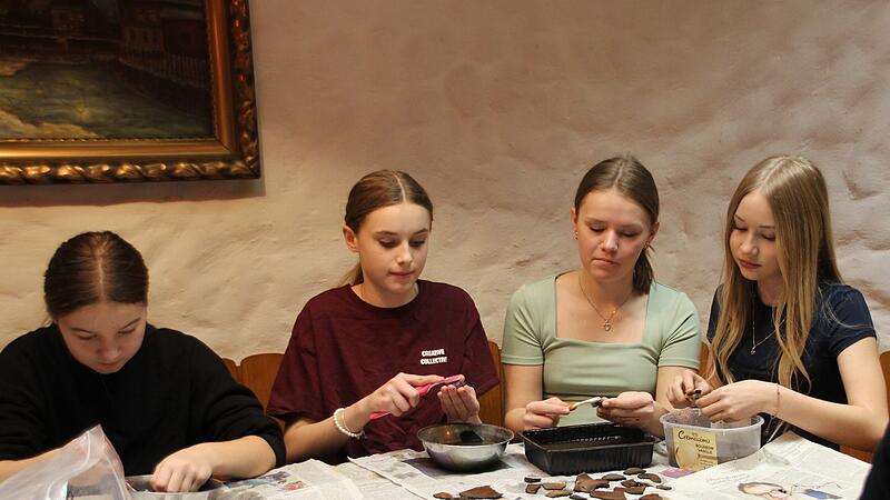 Nach Sensationsfund bei Kronach: KZG-Sch&uuml;ler waschen ScherbenNach Sensationsfund bei Kronach: KZG-Sch&uuml;ler waschen Scherben