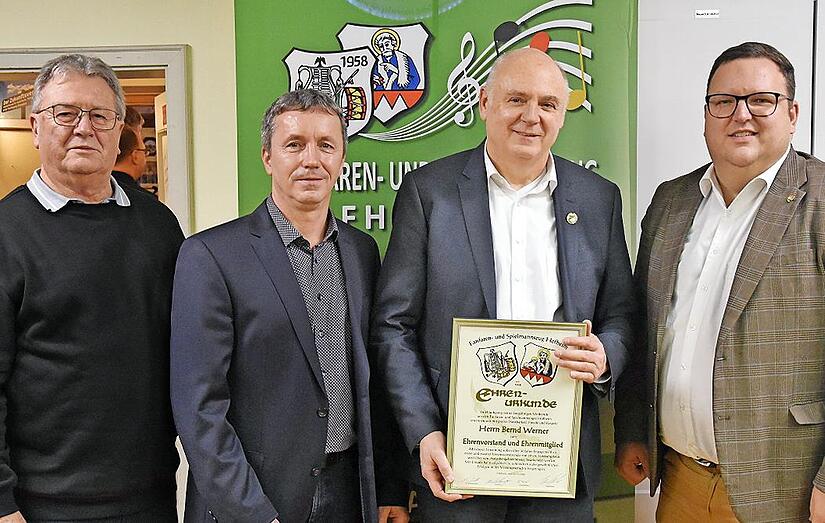 Bernd Werner (mit Urkunde) wurde vom Fanfaren- und Spielmannszug zum Ehrenvorsitzenden ernannt.