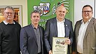 Bernd Werner (mit Urkunde) wurde vom Fanfaren- und Spielmannszug zum Ehrenvorsitzenden ernannt. Bernd Werner (mit Urkunde) wurde vom Fanfaren- und Spielmannszug zum Ehrenvorsitzenden ernannt.