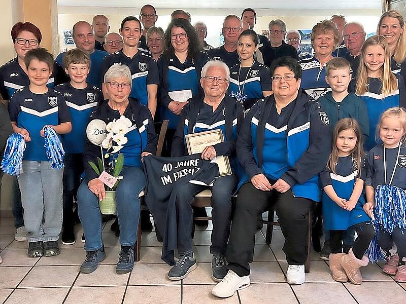 Auf dem Bild der gro&szlig;e Chor mit (sitzend von links) Madlen und Erich Braunersreuther sowie Erste Vorsitzende Sonja Baumann.