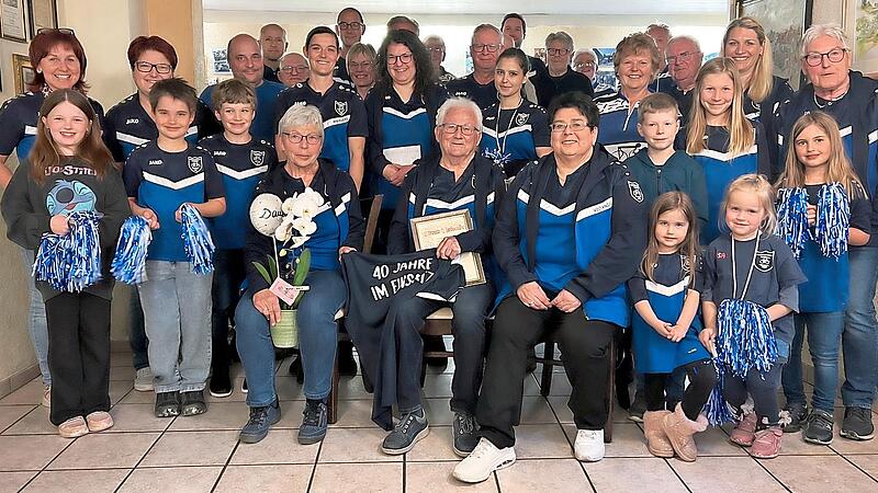 Auf dem Bild der gro&szlig;e Chor mit (sitzend von links) Madlen und Erich Braunersreuther sowie Erste Vorsitzende Sonja Baumann.