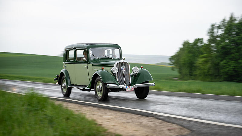 Seltene Modelle wie dieser Peugeot 301 CR Baujahr 1934 sind am Samstag (3. Mai 2025) durch die Stra&szlig;en im Landkreis gekurvt.