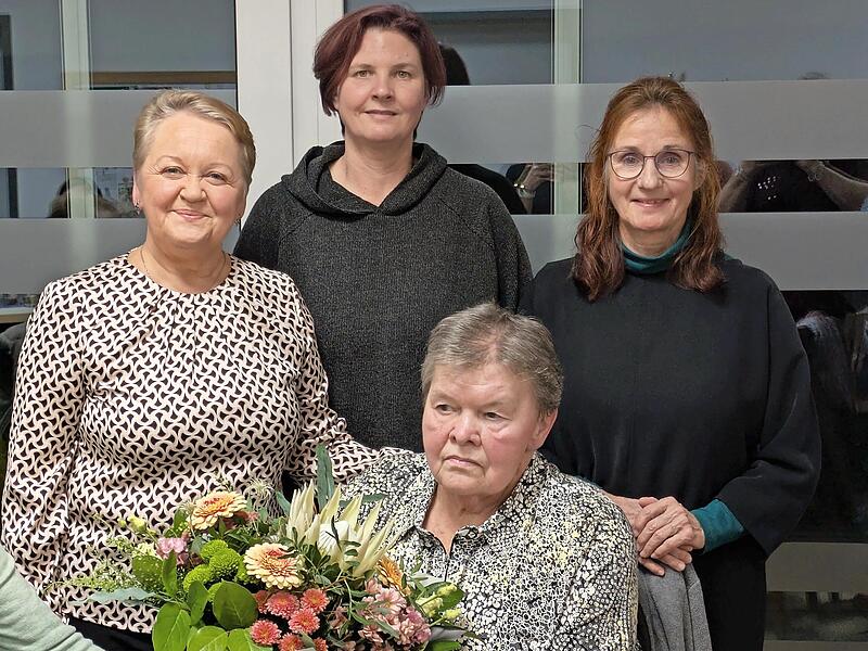 Svetlana Kovalov (links) Kathrin &Auml;pfelback (Zweite von links) Dekanin Martina Beck (rechts) Irmgard Harz (sitzend vorne)