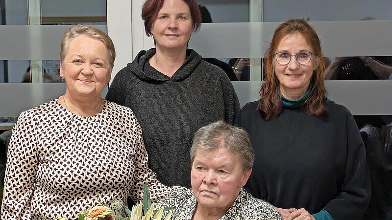 Svetlana Kovalov (links) Kathrin &Auml;pfelback (Zweite von links) Dekanin Martina Beck (rechts) Irmgard Harz (sitzend vorne)