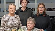 Svetlana Kovalov (links) Kathrin &Auml;pfelback (Zweite von links) Dekanin Martina Beck (rechts) Irmgard Harz (sitzend vorne)