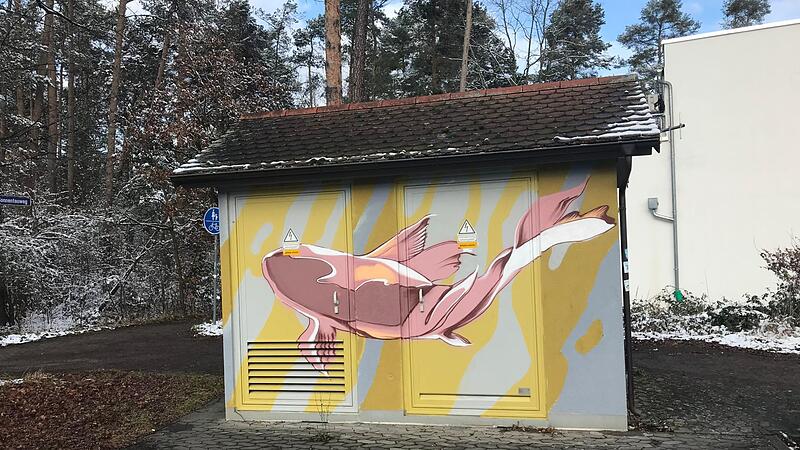 Ein Karpfen prangt auf dem Trafoh&auml;uschen in der Naturbadstra&szlig;e. Den Vorbeigehenden gef&auml;llt diese Art der Kunst.