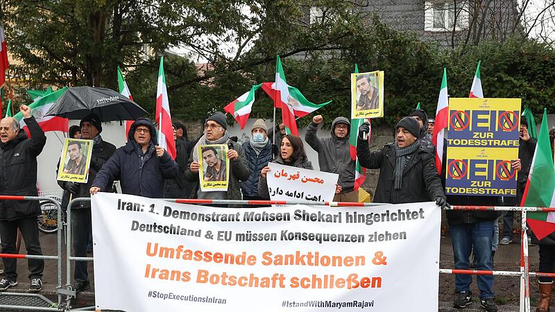 Mitglieder des Nationalen Widerstandsrats Iran protestierten in der vergangenen Woche vor der iranischen Botschaft in Berlin gegen die Hinrichtung eines Demonstranten.