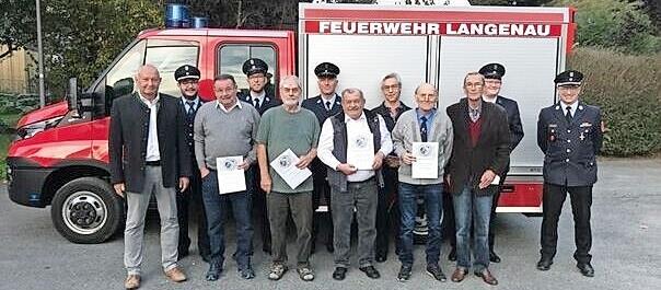 Das Bild zeigt die Geehrten mit (von links) Bürgermeister Peter Ebertsch, Kommandant Benedikt Barnickel, Zweitem Kommandant Fritz Hempfling, Zweitem Vorsitzenden Guido Hammerschmidt, Vorsitzendem Tristan Wunderlich und Kreisbrandmeister Harald Meyer