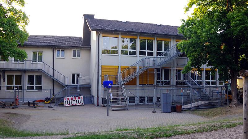 Die höchste Hochbaumaßnahme des diesjährigen Steinbacher Haushalts stellt mit 620.000 Euro die Brandschutz-Ertüchtigung der Grundschule Steinbach am Wald dar. Die höchste Hochbaumaßnahme des diesjährigen Steinbacher Haushalts stellt mit 620.000 Euro die Brandschutz-Ertüchtigung der Grundschule Steinbach am Wald dar.