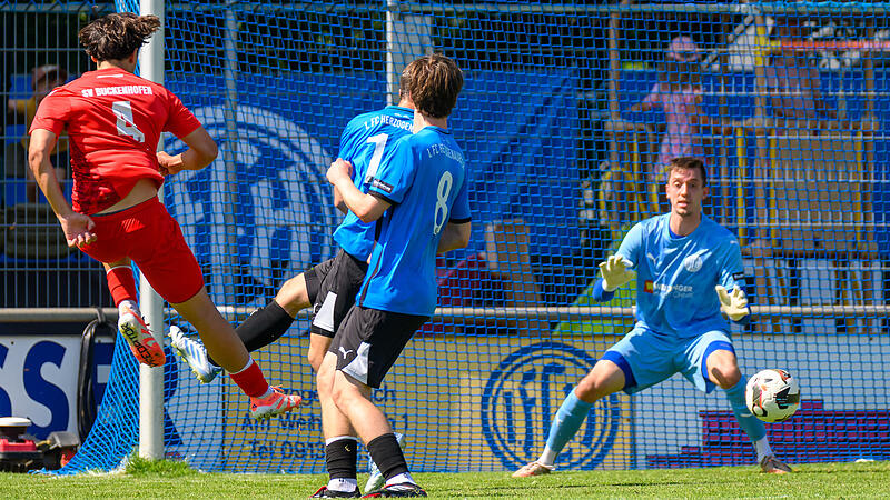 Benedikt L&ouml;sch muss sich im Tor des FC Herzogenaurach auf harte Arbeit einstellen. Feucht und M&ouml;geldorf hei&szlig;en die kommenden Gegner.