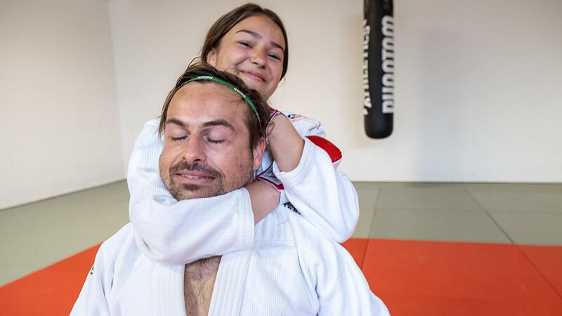 Völlig legal ist der „Würger von hinten“, den Finn Juna Santa gut beherrscht und bei Sportredakteur Daniel Ruppert besonders gerne veranschaulicht.Forchheim & Fränkische Schweiz