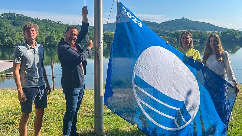 Martin Lüders (Freizeit GmbH), Bürgermeister Mario Schönwald, Anne Schmitt (Flussparadies Franken) und Anne Schneider (Tourismusleiterin Bad Staffelstein) hissen gemeinsam die Blaue Flagge 2023 am Bad Staffelsteiner Ostsee. Martin Lüders (Freizeit GmbH), Bürgermeister Mario Schönwald, Anne Schmitt (Flussparadies Franken) und Anne Schneider (Tourismusleiterin Bad Staffelstein) hissen gemeinsam die Blaue Flagge 2023 am Bad Staffelsteiner Ostsee.