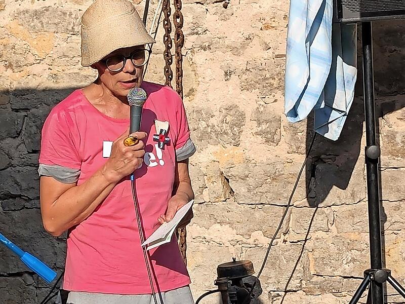 Mia Hochrein begr&uuml;&szlig;t die G&auml;ste aus einer alten Molke-Wanne.