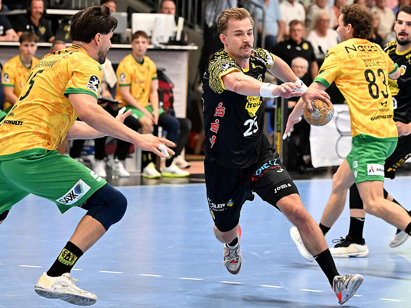 Ab durch die Mitte: HSC-Kapit&auml;n Jakob Knauer gegen die Hagener Philip Jungemann und Pierre Busch.