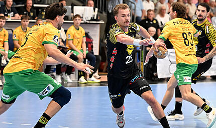 Ab durch die Mitte: HSC-Kapitän Jakob Knauer gegen die Hagener Philip Jungemann und Pierre Busch. Ab durch die Mitte: HSC-Kapitän Jakob Knauer gegen die Hagener Philip Jungemann und Pierre Busch.