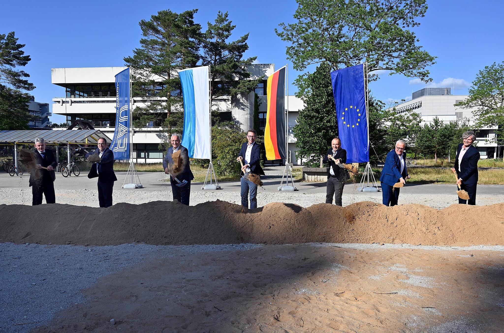 Spatenstich für neue Hörsäle an der FAU in Erlangen Spatenstich für neue Hörsäle an der FAU in Erlangen