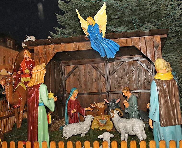 Krippen und weihnachtliche Figuren schmücken den Markt.