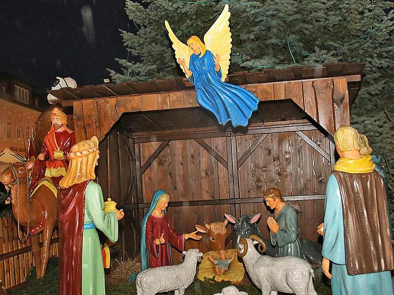Krippen und weihnachtliche Figuren schmücken den Markt.
