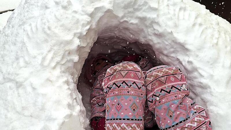 Kind liegt in der Kita St. Josef im gebauten Iglu.