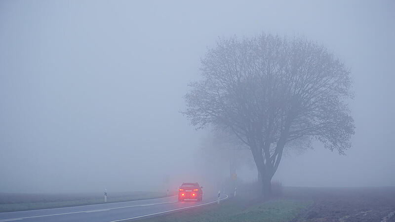 Unfall bei Morgennebel bei Thurnau Nebel, Autofahren bei Nebel, Nebescheinwerfer, Nebelschlussleuchten