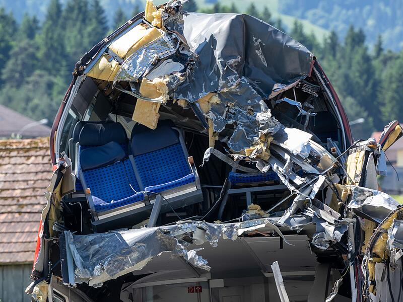 Nach dem Zugunglück - Bergung der letzten Zugteile Nach dem Zugunglück - Bergung der letzten Zugteile