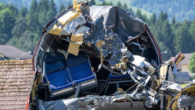 Nach dem Zugunglück - Bergung der letzten Zugteile Nach dem Zugunglück - Bergung der letzten Zugteile