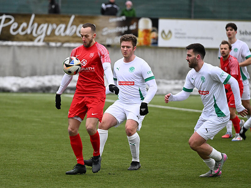 Sport Fußball Saison 2025 / 2026 Bayernliga Nord Privatspiel am Samstag 14.02.2026 Spielort Neudrossenfeld Sportpark Am Weinberg Kunstrasenplatz Beginn 14.00 h TSV Neudrossenfeld gegen SV Mistelgau Halbzeitergebnis Lukas Bescczynski Felix Ganster Jon Der TSV Neudrossenfeld fertigte im Testspiel den Bezirksliga-Spitzenreiter SV Mistelgau mit 7:0 ab. Hier belauern die Neudrossenfelder Jonas Larkow und Lukas Beszczynski (von rechts) den Mistelgauer Felix Ganster, der auch schon für das TSV-Trikot trug.