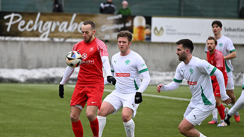 Der TSV Neudrossenfeld fertigte im Testspiel den Bezirksliga-Spitzenreiter SV Mistelgau mit  7:0 ab. Hier belauern die Neudrossenfelder Jonas Larkow und Lukas Beszczynski (von rechts) den Mistelgauer Felix Ganster, der auch schon f&uuml;r das TSV-Trikot trug.