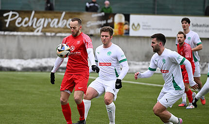 Sport Fußball Saison 2025 / 2026 Bayernliga Nord Privatspiel am Samstag 14.02.2026 Spielort Neudrossenfeld Sportpark Am Weinberg Kunstrasenplatz Beginn 14.00 h TSV Neudrossenfeld gegen SV Mistelgau Halbzeitergebnis Lukas Bescczynski Felix Ganster Jon Der TSV Neudrossenfeld fertigte im Testspiel den Bezirksliga-Spitzenreiter SV Mistelgau mit 7:0 ab. Hier belauern die Neudrossenfelder Jonas Larkow und Lukas Beszczynski (von rechts) den Mistelgauer Felix Ganster, der auch schon für das TSV-Trikot trug.