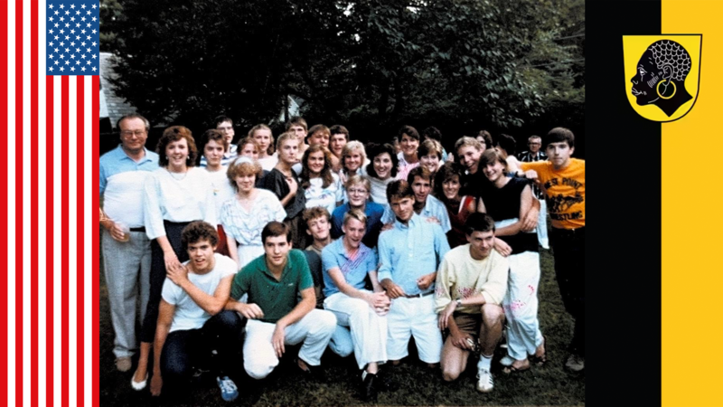 Im Zeichen der deutsch-amerikanischen Freundschaft: Dieses Foto zeigt Teilnehmer vom Sch&uuml;leraustausch zwischen der Coburger Realschule I und der Garden City High School im Jahr 1985. Mehr als 40 Jahre sp&auml;ter soll es zu einem Wiedersehen kommen.