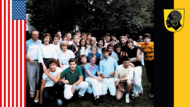 Im Zeichen der deutsch-amerikanischen Freundschaft: Dieses Foto zeigt Teilnehmer vom Sch&uuml;leraustausch zwischen der Coburger Realschule I und der Garden City High School im Jahr 1985. Mehr als 40 Jahre sp&auml;ter soll es zu einem Wiedersehen kommen.